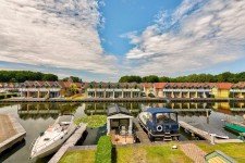 Hauptbild Ferienhaus am Wasser: mit privatem Bootsanleger und zusätzlichem Hausboot