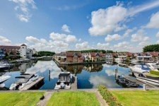Hauptbild Maritimes Ferienhaus am Wasser mit eigenem Bootsanleger im Hafendorf Rheinsberg