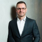 Immobilienmakler Maximilian J. Kühnel